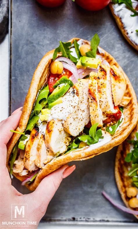 Easy Grilled Chicken Pita Recipe - Made of seasoned and grilled chicken ...