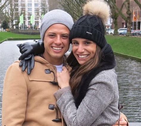 Checkout 5 Romantic Photos Of Chicharito With His Girlfriend - Diski 365