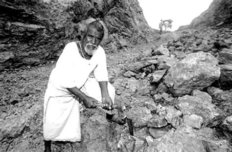 Dashrath Manjhi Aka Mountain Man’s Story Is The Most Inspiring Thing You’ll Read Today