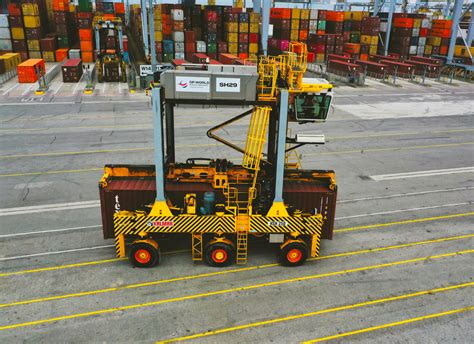 WORLD FIRST FOR PORTS SECTOR AS DP WORLD INVESTS £12M IN FULLY ELECTRIC STRADDLE CARRIERS AT ...