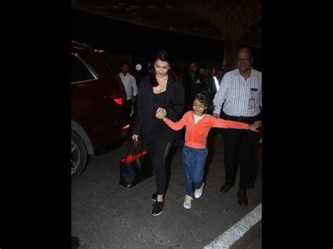 Aishwarya Rai And Aaradhya Bachchan Casual Airport Look - Boldsky.com