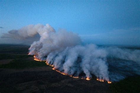 Canada's Alberta blanketed by smoke as wildfire battle continues | Inquirer News