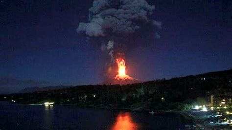 Watch Villarrica volcano erupt and light up the night sky - TODAY.com