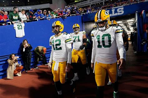 Packers fans call for Jordan Love to start over Aaron Rodgers, who ...