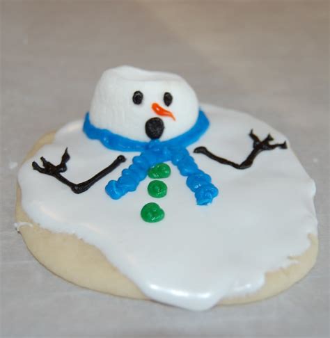 I'm Melting Snowman Cookies | AllFreeHolidayCrafts.com