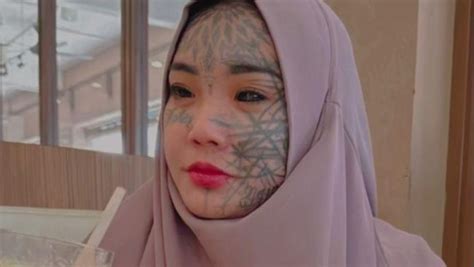 Ngaku Dilecehkan Ustaz Ebit Lew, 7 Potret Mondy Tatto Gadis Punk yang Hijrah