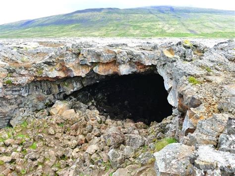 10 schönste Island Lavahöhlen (und Lavatunnel)