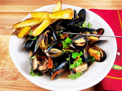 Steamed Mussels with Crispy Oven Fries - Hummingbird Thyme