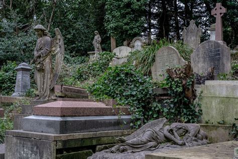 Highgate Cemetery: A City of the Dead That Inspires the Living - The New York Times