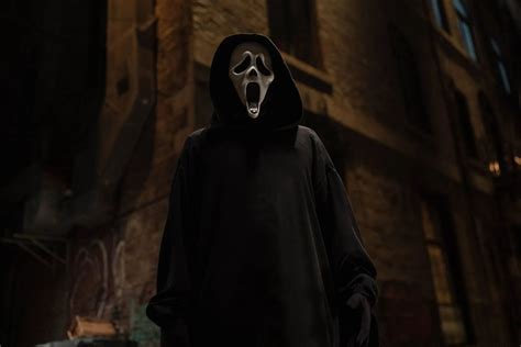 New Scream 6 Photo Shows Ghostface Killer Taking On New York City