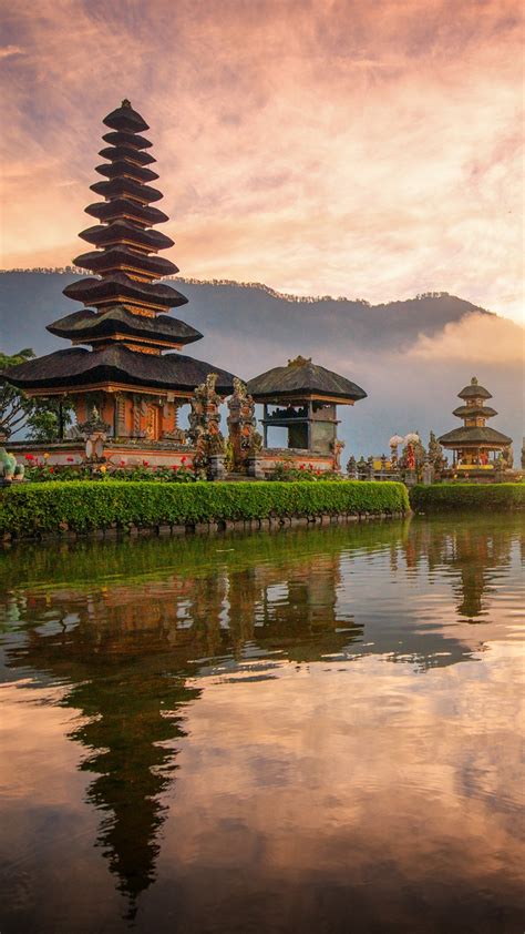 Hindu temple Pura Ulun Danu Bratan on Bratan lake, Bali, Indonesia | Windows 10 Spotlight Images