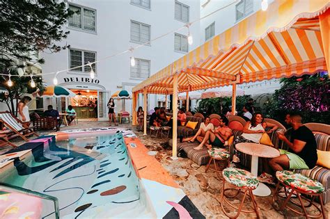 4 BEST Hostels in Miami Beach (for Solo-Travel in 2024)