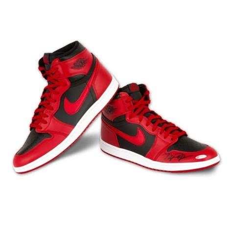 Michael Jordan Autographed Nike Air Jordan 1 Retro High 85 Varsity Red ...