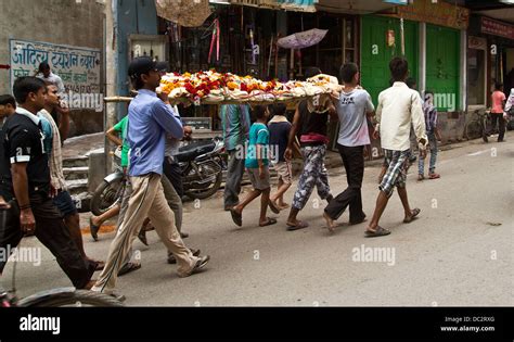 Traditional indian funeral hi-res stock photography and images - Alamy