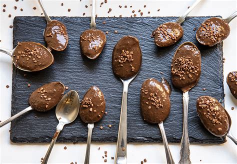 Brigadeiro de Colher de Castanha - Tá na mesa