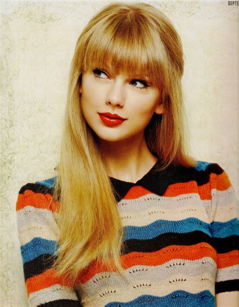 Solve Taylor Swift jigsaw puzzle online with 35 pieces