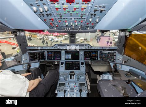 Airbus a350 cockpit hi-res stock photography and images - Alamy