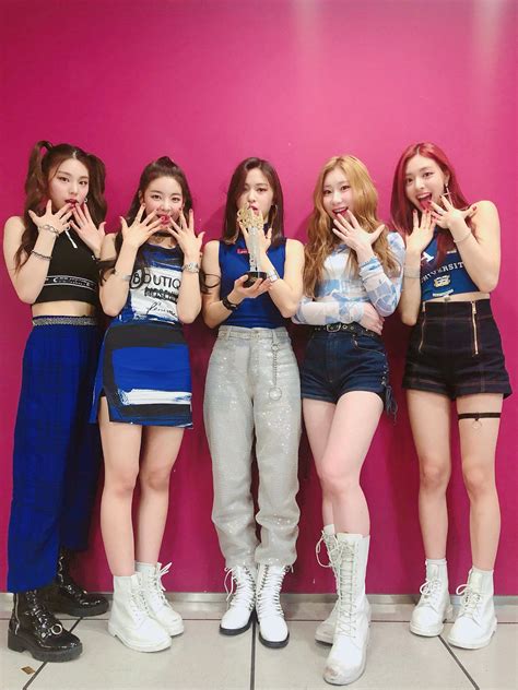 ITZY on Twitter | Moda coreana para chicas, Fotos bonitas chicas, Ropa kpop