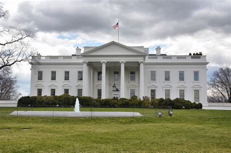 White House is the residence from the second President of US - aroundcard