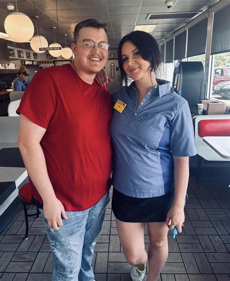 Lana Del Rey Poses With Fan at Waffle House! : r/popculturechat