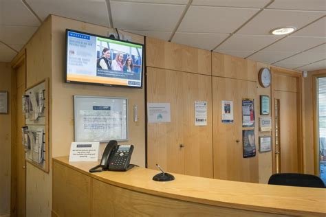 The Benefits Of Using A Welcome Screen In Your Business Reception ...