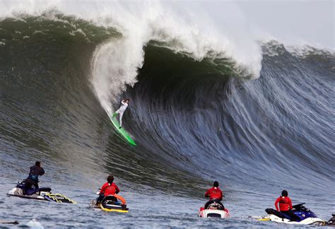 Mavericks surf event targeted for Monday