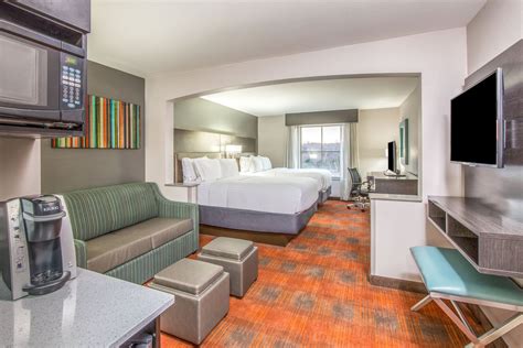 Holiday Inn Express & Suites Shawnee-Kansas City West, an IHG Hotel ...