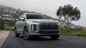 2023 Hyundai Palisade vs. Kia Telluride Comparison Test: Anything But a ...