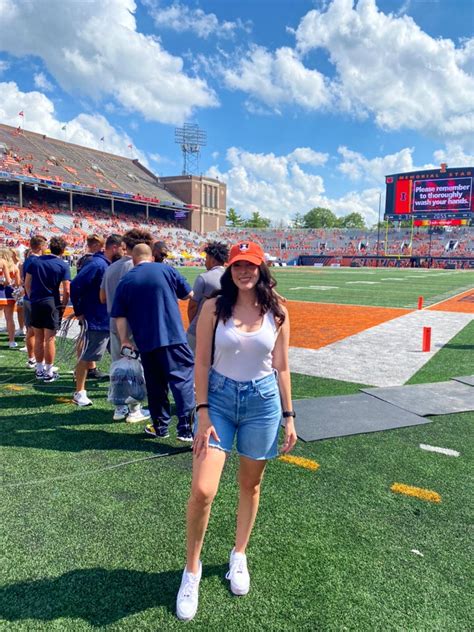 Mariah Guzman on Twitter: "Came back for an Illini win 🧡💙🧡 https://t.co ...