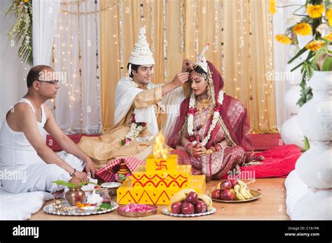 Couple performing Sindoor Daan ceremony in Bengali wedding Stock Photo ...