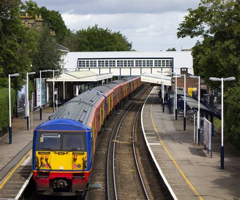 Teddington Station - a photo on Flickriver