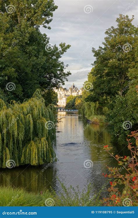 St. James`s Park Lake editorial image. Image of flora - 119108795