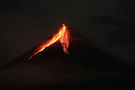 Slow lava flow, persistent sulfur dioxide emission from Mayon ...