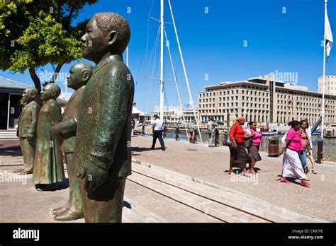 Nelson mandela statue cape town hi-res stock photography and images - Alamy