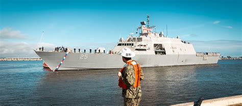 DVIDS - Images - USS MARINETTE (LCS 25) Arrives in Mayport [Image 3 of 6]