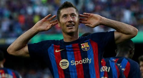 La Liga Roundup: Lewandowski leads Barcelona, Benzema keeps Madrid perfect