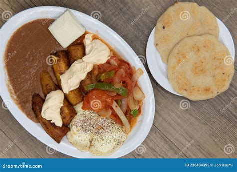 La Comida Salvadoreña Cocinada a La Perfección Imagen de archivo - Imagen de sabor, comida ...