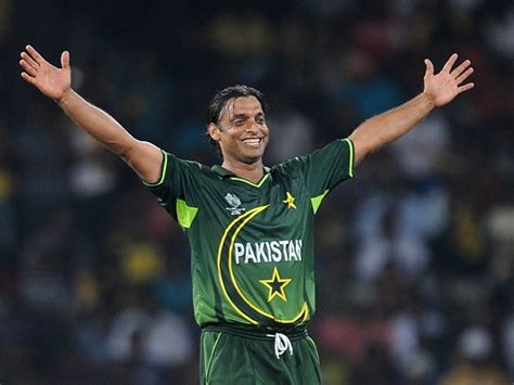 Fashion News: Shoaib Akhtar Bowling.