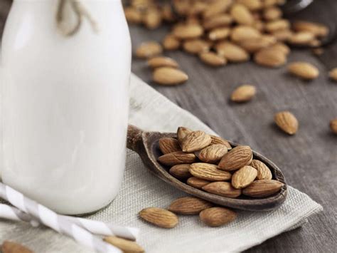 Almond Milk: 10 Benefits of Almond Milk