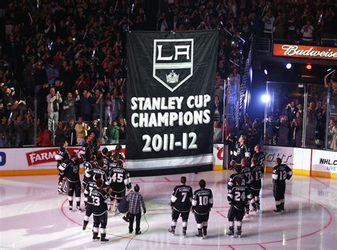 NHL: Kings get rings, raise Stanley Cup banner - CBS News