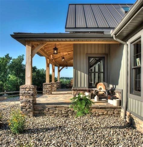 Nice 65 Farmhouse Front Porch Makeover Design Ideas https://domakeover.com/65-farmhouse-front ...