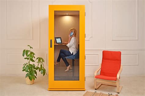 Phone booths in your custom colours: outfit your open space!