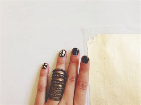 Friday Fingers // Gold leaf nails | Shakeshakee