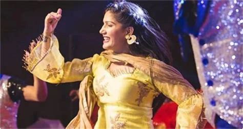 Sapna Choudhary Dance Video: सपना चौधरी ने अपने डांस मूव्स से किया फैंस ...