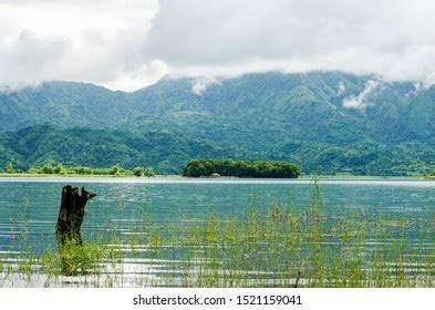 Mapanuepe Lake Marcelino Zambales Freshwater Lake Foto de stock ...
