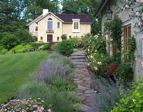 Beautiful Old Farmhouse Landscaping : Country Farmhouse Landscaping ...