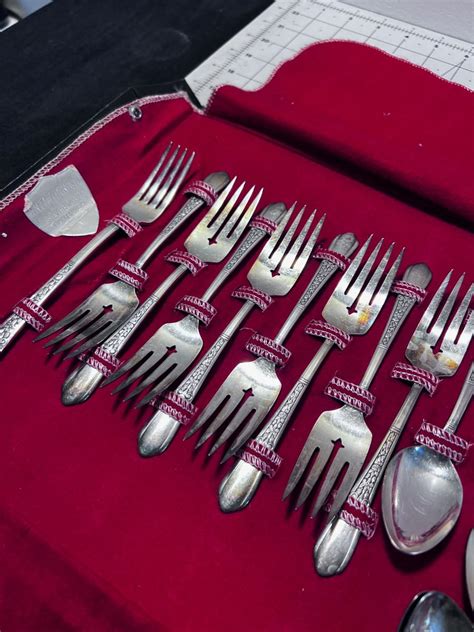 Oneida Silverware Set | EstateSales.org