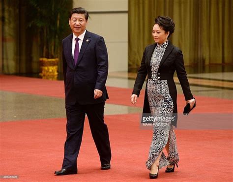 Chinese President Xi Jinping (L) and his wife Peng Liyuan arrive ... | First lady, Fashion, Lady