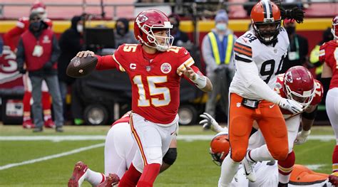 Patrick Mahomes injury: Chiefs QB suffers concussion vs Browns - Sports Illustrated