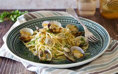 Spaghetti alle vongole: la ricetta originale di un classico della cucina italiana